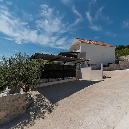 Hillside In With Pool, Terrace, And Stunning View *